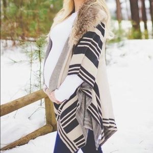 Shawl with removable faux fur